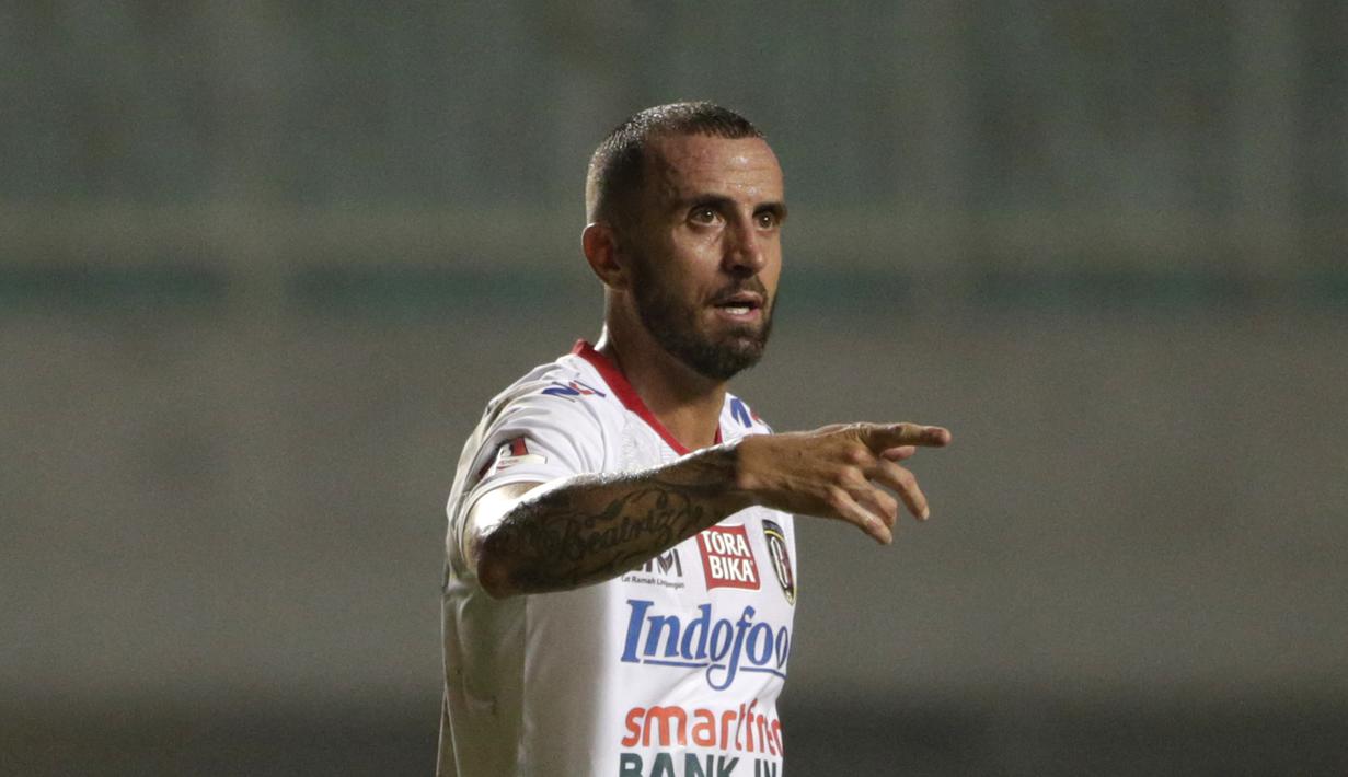 Gelandang Bali United, Paulo Sergio, berkomunikasi dengan rekan setimnya saat melawan Tira Persikabo pada laga Shopee Liga 1 di Stadion Patriot Pakansari, Bogor, Kamis (15/8). Bali menang 2-1 atas Tira Persikabo. (Bola.com/Yoppy Renato)