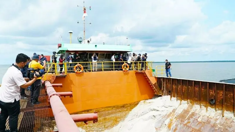 Kapal pengangkut pasir sewaan PT LMU yang ditangkap Kementerian Perikanan dan Kelautan karena penambangan pasir laut di Pulau Rupat rusak lingkungan.