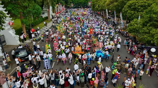 Semarak Pawai Endhog-Endhogan Maulid Nabi di Banyuwangi, Ribuan Telur Dibagikan ke Warga