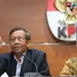 Mantan Ketua Mahkamah Konstitusi (MA) Mahfud MD (kiri) bersama Ketua KPK Agus Raharjo menggelar konferensi pers terkait pembentukan Panitia Khusus (Pansus) Hak Angket KPK di Jakarta, Rabu (14/6). (Liputan6.com/Helmi Afandi)