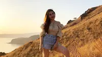 7 Gaya Ayu Ting Ting Saat Liburan ke Labuan Bajo, Curi Perhatian