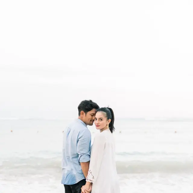 6 Potret Pemotretan Honeymoon Ibnu Jamil dan Ririn Ekawati, Romantis
