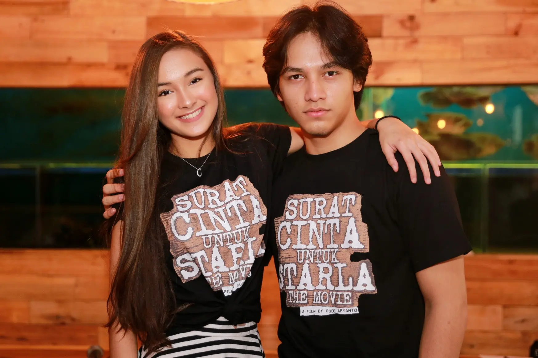 Caitlin Halderman dan Jefri Nichol di preskon film Surat Cinta untuk Starla. (Adrian Putra/bintang.com)