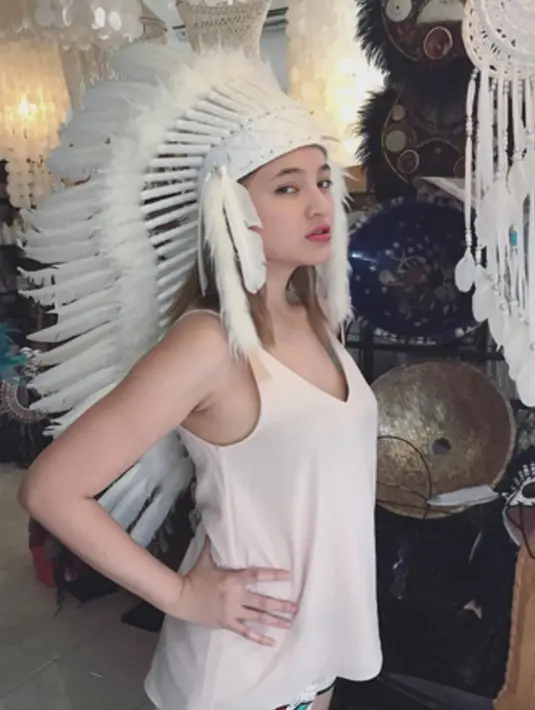 Marshanda berpose memakai topi ala suku Indian. Baru ini seorang pria bernama Irwan Yusuf mengaku ayahanda dari artis Marshanda yang tertangkap oleh Petugas P3S Sudin Jakarta Selatan. (Instagram/ marshanda99)