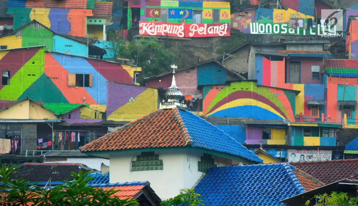 Pemandangan Kampung Wonosari yang terlihat warna-warni di Randusari, Semarang (24/5). Banyak wisatawan lokal, nasional hingga internasional terpesona dengan keindahan seni kreatif di berbagai sudut Kampung Pelangi ini. (Liputan6.com/Gholib)