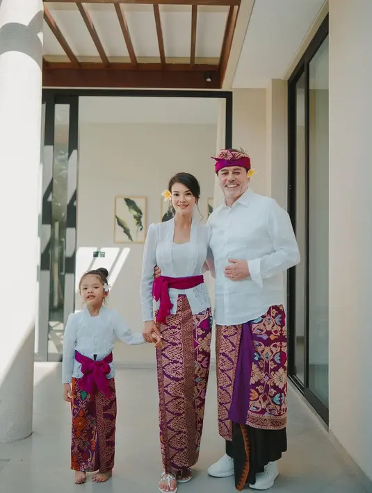 Potret terbaru Farah Quinn terlihat mengenakan kebaya Bali yang cantik. Berpose bersama anak perempuan dan suaminya, Farah Quinn tampil cantik dengan kebaya Bali berwarna putih, yang dipadunya dengan kain kain bernuansa keunguan dan selendang senada yang diikatkan di pinggangnya. Mana penampilan Farah Quinn berkebaya yang jadi favoritmu, Sahabat FIMELA? [Foto: Instagram/farahquinnofficial]