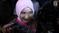 Dirut Pertamina, Nicke Widyawati usai menjalani pemeriksaan di gedung KPK, Jakarta, Senin (17/9). Nicke diperiksa sebagai saksi dalam kapasitasnya sebagai mantan Direktur Perencanaan PLN. (Liputan6.com/Helmi Fithriansyah)