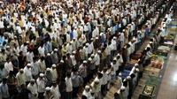 Sejumlah umat muslim melakukan sholat taraweh secara berjamaah di Masjid Al Markaz Makassar, Sulsel. (Antara)