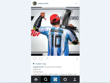 Valentino Rossi mengenakan Jersey Nasional Argentina bernomor 10 milik Maradona (foto/instagram/valeyellow46)