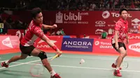 Pebulutangkis ganda campuran Indonesia, Tontowi Ahmad/Liliyana Natsir, saat bertanding melawan pebulutangkis Rusia, Rodion Kargaev/Ekaterina Bolotova dalam Kejuaraan Dunia Bulutangkis 2015 di Istora Gelora Bung Karno, Senayan, Jakarta. Selasa (11/8/2015).