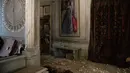 Puing-puing dari langit-langit dan dinding menutupi lantai ruangan di Istana Sursock yang rusak berat pascaledakan di Beirut, 7 Agustus 2020. Istana berusia 150 tahun itu telah bertahan dalam dua perang dunia, jatuhnya Kekaisaran Ottoman, mandat Prancis dan kemerdekaan Lebanon (AP Photo/Felipe Dana)