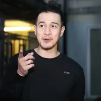 "Senang banget masuk chart iTunes kemarin baru seminggu urutan 8, masuk chart spotify semuanya masuk chart dan seneng pas waktu itu," lanjut pemeran film Tenggelamnya Kapal Van Der Wijk itu. (Nurwahyunan/Bintang.com)