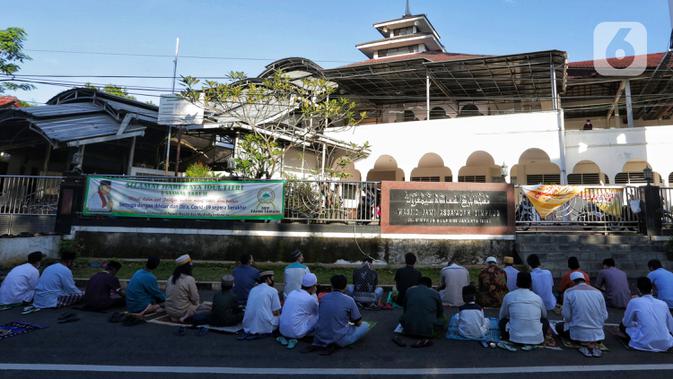 Warga melaksanakan salat Idul Fitri 1441 H berjemaah di Masjid Jami Assa'Dah kebayoran Lama, Jakarta, Minggu (24/5/2020). Warga yang hendak salat Id diwajibkan untuk menerapkan protokol kesehatan. (Liputan6.com/Johan Tallo)