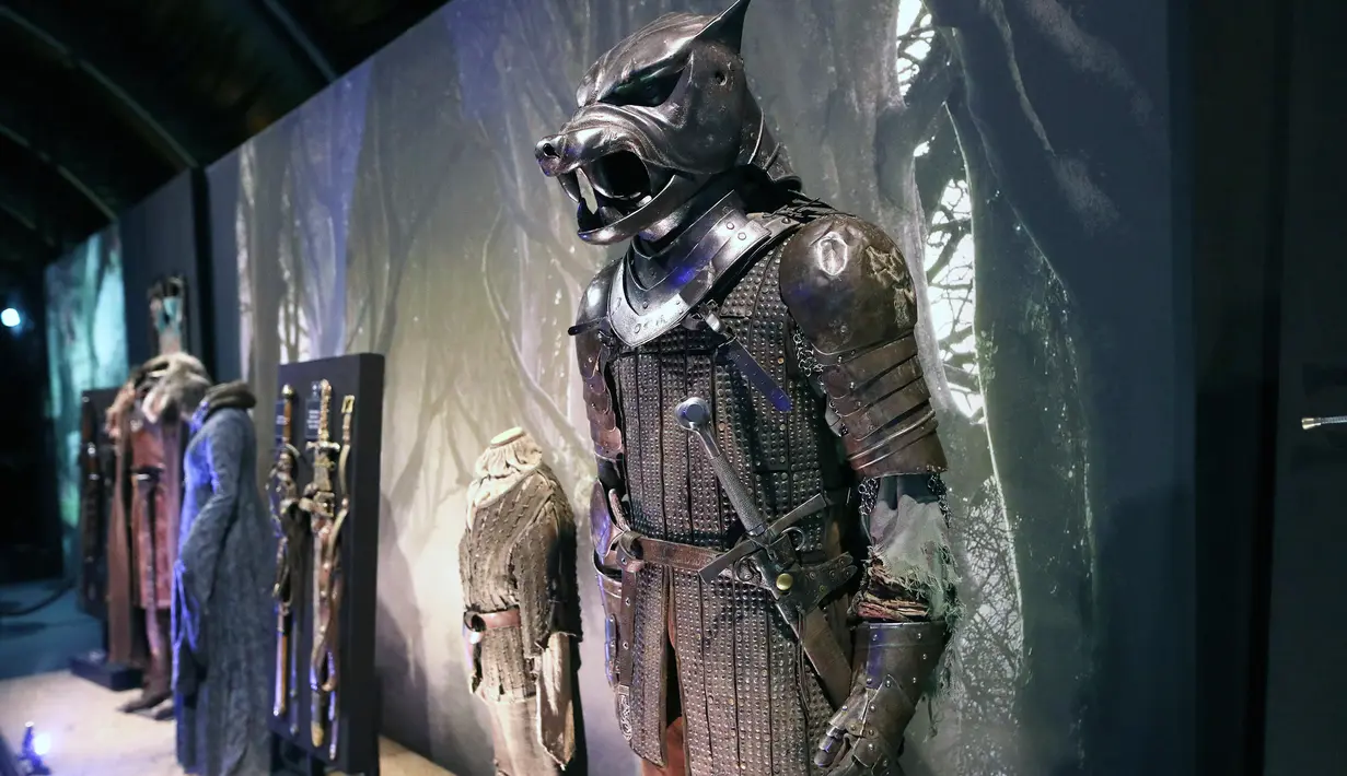 Kostum yang dipamerkan dalam pameran "The Game of Thrones Touring Exhibition" di Belfast's Titanic Exhibition Centre, Irlandia utara pada 10 April 2019. Pameran ini terdiri dari kostum, alat peraga dan kostum otentik dari tujuh musim. (AP Photo)