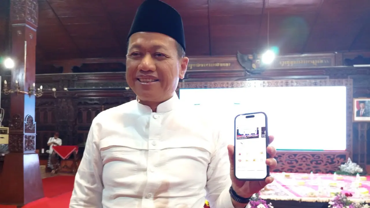 Bupati Samani Intakoris menunjukkan aplikasi Kudus Sehat dengan beragam kemudahan dan layanan terpadu. (Liputan6.com/arief pramono)