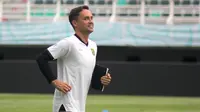 Pelatih Persebaya Surabaya, Paul Munster. (Aditya Wani/Bola.com)