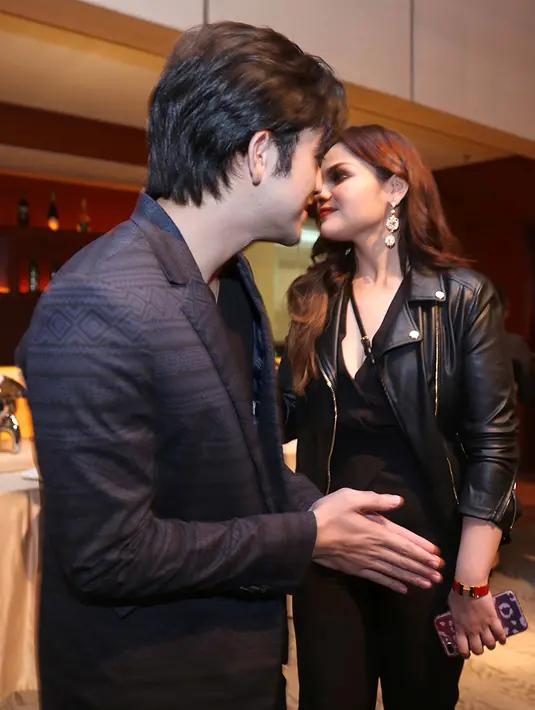 "Kan sebagai temen juga bisa deket, jadi aku ke sini buat support dia. Kalau dibilang care, karena proporsinya aku lagi support dia, aku sayang juga sama semua teman-teman aku," ucap Nadira Adnan, Rabu (22/2/2017). (Nurwahyunan/Bintang.com)