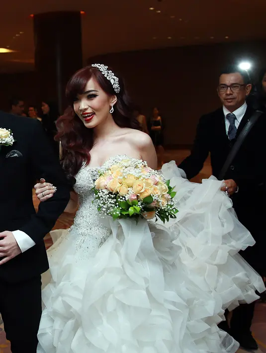 Pernikahan Angel dan Rudy bisa dibilang mengejutkan lantaran selama ini semua personel Cherrybelle tak pernah diketahui memiliki kisah asmara. Angel menambahkan, baik dirinya maupun Rudy bukanlah tipikal pasangan yang romantis. (Deki Prayoga/Bintang.com)