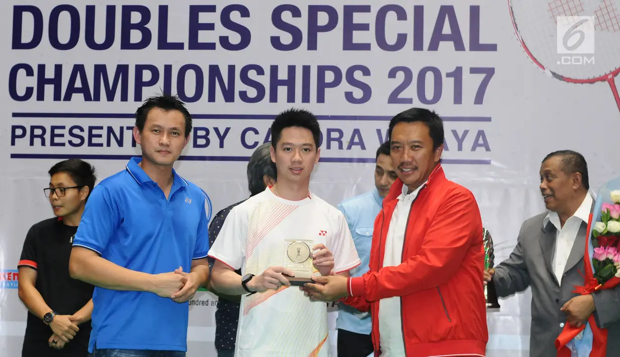 Kevin Sanjaya (tengah) menerima penghargaan atlet berprestasi versi CWIBC di Candra Wijaya Internasional Badminton Centre, Tangerang, Banten, Selasa (19/12). Acara itu membuka Kejuaraan Bulutangkis Nomor Ganda 2017. (Liputan6.com/Helmi Fithriansyah)