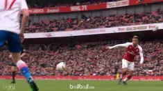 Berita video Pierre-Emerick Aubameyang mencetak 2 gol saat Arsenal menang telak 3-0 atas Stoke City. This video presented by BallBall.