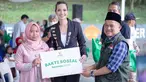 Dalam momen peluncuran novel pertamanya berjudul Cerita Ade, Nia Ramadhani juga turut menjalani bakti sosial. Momen saat Nia lakukan bakti sosial ini pun tak lepas dari sorotan. (Liputan6.com/IG/@ramadhaniabakrie)