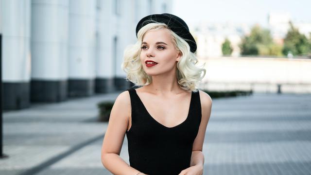 Ilustrasi gaun warna hitam