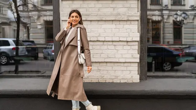 gaya unik menggunakan long coat dan bots saat konser