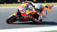 Aksi pembalap Repsol Honda, Marc Marquez pada latihan bebas pertama (FP1) MotoGP Australia 2017 di Sirkuit Phillip Island, Jumat (20/10/2017). (Twitter/Crash)