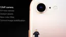 Peluncuran salah satu produk Apple terbaru, iPhone 8 di Steve Jobs Theatre, California, Selasa (12/9). Dari sisi kamera, iPhone 8 memiliki resolusi 12MP pada kamera utama lengkap dengan fitur Optical Image Stabilization. (AP Photo/Marcio Jose Sanchez)
