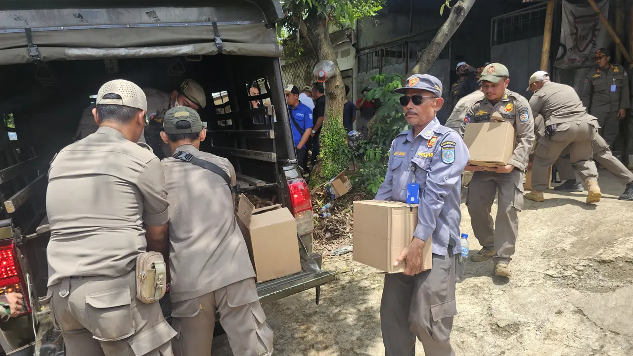 Ratusan botol miras diamankan Satpol PP Depok dari sebuah toko di Jalan Raya Cipayung, Depok.
