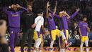 Pebasket Los Angeles Lakers merayakan kemenangan atas New York Knicks pada laga NBA di Staples Center, Rabu (8/1/2020). LA Lakers  menang 117-87 atas Knicks. (AP/Mark J. Terrill)