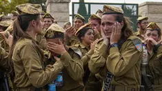 Tentara Israel berduka saat pemakaman Sersan Lia Ben Nun (19) di Rishon Lezion, Israel, Minggu (4/6/2023). Tentara Israel mengatakan Ben Nun termasuk di antara tiga tentara yang dibunuh oleh seorang penjaga perbatasan Mesir yang menyeberang ke Israel pada hari Sabtu sebelum dia ditembak mati oleh pasukan. (AP Photo/Ohad Zwigenberg)