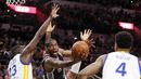 Pemain San Antonio Spurs, Kawhi Leonard (2), mencoba melewati hadangan para pemain Golden State Warriors pada lanjutan NBA di AT&T Center, San Antonio, AS, (10/4/2016). (Reuters/Soobum Im-USA Today Sports)