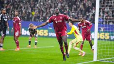 Liverpool tampil menggila di markas Eintracht Frankfurt setelah sempat tertinggal lebih dulu, untuk akhirnya membalikkan keadaan dan menang meyakinkan 5-1 dalam laga matchday ketiga Liga Champions 2025/2026, Kamis (23/10/2025) dini hari WIB. (AP Photo/Michael Probst)