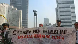 Di Bundaran HI, Jakarta, mereka menolak proses pembuatan daratan baru pembangunan obyek wisata di sekitar Teluk Benoa, serta meminta Peraturan Presiden nomor 51 Tahun 2014 dibatalkan, (21/9/14). (Liputan6.com/Faizal Fanani)