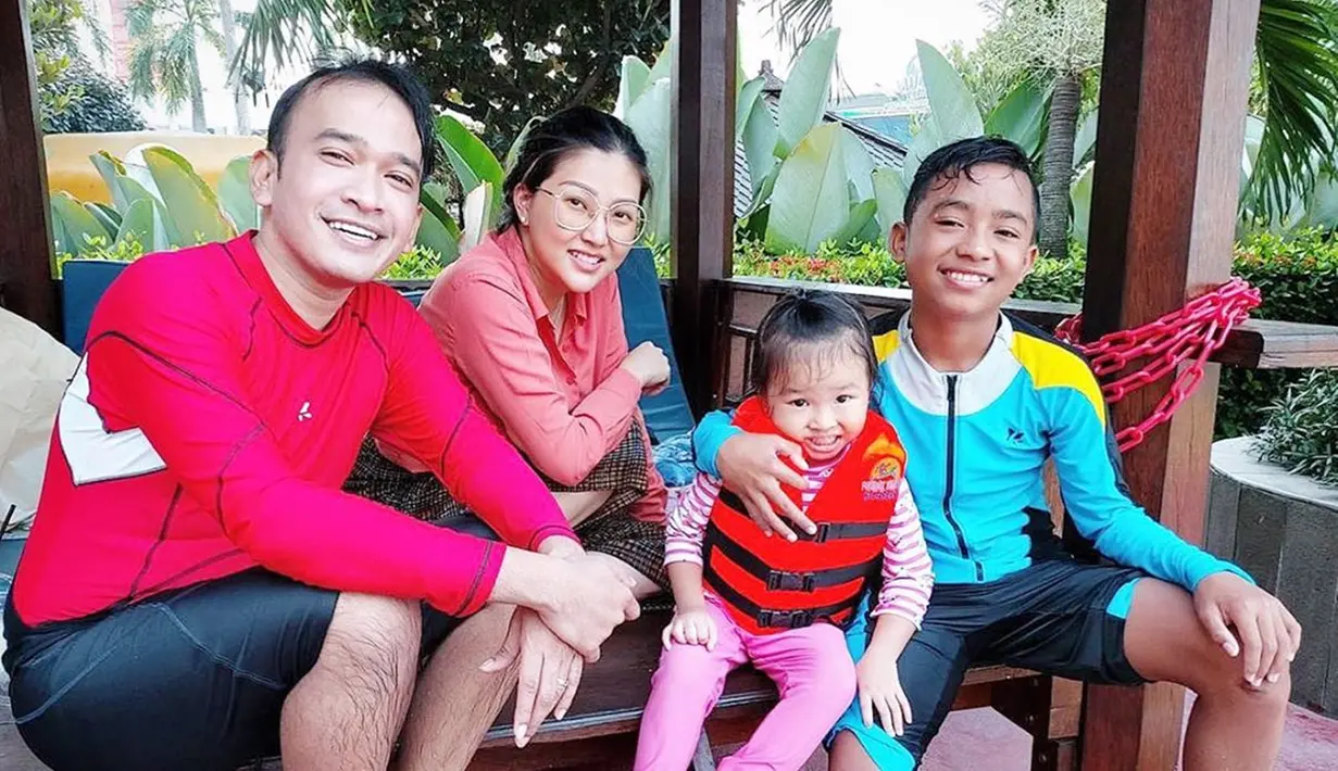 Betrand Peto, anak berusia 13 tahun yang berhasil menggugah hati nurani Ruben. Penyanyi cilik yang memiliki suara khas melengking ini sebelumnya tinggal bersama neneknya di Cancer, Kabupaten Manggarai, NTT.
(Liputan6.com/IG/@ruben_onsu)
