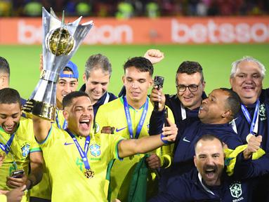 Dalam ajang Piala Dunia U-20 2023 di Indonesia, Amerika Selatan akan diwakili oleh 4 wakilnya yang telah memastikan lolos setelah melakukan kualifikasi pada ajang Piala Amerika Selatan U-20 2023 yang diselenggarakan pada 19 Januari hingga 12 Februari 2023 di Kolombia. Dari 4 negara yang lolos, Argentina sebagai pengoleksi gelar terbanyak Piala Dunia U-20 dengan raihan 6 trofi dipastikan tak ambil bagian setelah lebih dahulu tersingkir. Berikut daftar keempat negara yang lolos mewakili Amerika Selatan (CONMEBOL). (AFP/Daniel Munoz)