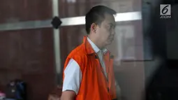 Tersangka anggota DPR Fayakhun Andriadi menuju ruang penyidik untuk menjalani pemeriksaan di gedung KPK, Jakarta (6/4). Fayakhun tak membawa apapun dan bungkam saat dikawal seorang petugas. (Merdeka.com/Dwi Narwoko)