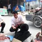 Kasat Reskrim Polresta Pekanbaru bersama anggotanya mengecek stok pangan di pasar tradisional menjelang Lebaran Idul Adha. (Liputan6.com/M Syukur)