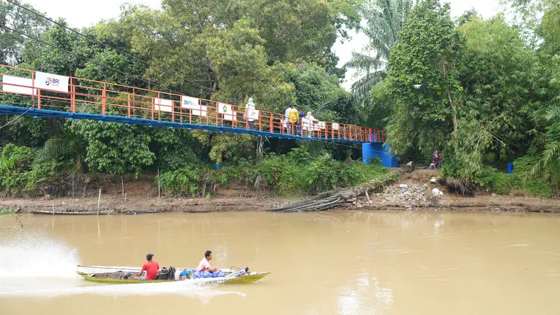 BRI Bantu Mobilitas Warga dan Dorong Ekonomi Masyarakat Desa Lewat Pembangunan Jembatan Gantung