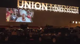 Puluhan mobil terparkir di depan layar bioskop saat pemutaran film drive-in di Family Drive-in di Virginia, 10 Agustus 2018. Menonton film di luar ruangan atau drive-in merupakan bagian penting dalam industri hiburan di Amerika. (AFP PHOTO/Nicholas Kamm)