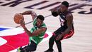 Pebasket Boston Celtics, Kemba Walker, berusaha melewati pebasket Miami Heat, Kendrick Nunn, pada pada gim ketiga final Wilayah Timur di Lake Buena Vista, Sabtu (19/9.2020). Boston Celtics menang dengan skor 117-106. (AP/Mark J. Terrill)