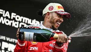 Pembalap Ferrari asal Inggris, Lewis Hamilton, merayakan di podium setelah berkompetisi di Grand Prix F1 Monako di sirkuit jalan raya Monako di Monako pada 7 Juni 2026. (Andrej ISAKOVIC/AFP)