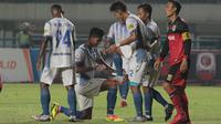 Para pemain PSIS Semarang merayakan gol Hari Nur Yulianto saat melawan PS Mojokerto pada laga 8 besar  grup Y Liga 2 Indonesia di Stadion GBLA, Bandung, Sabtu (18/11/2017). PSIS Semarang menang 3-0. (Bola.com/Nicklas Hanoatubun)