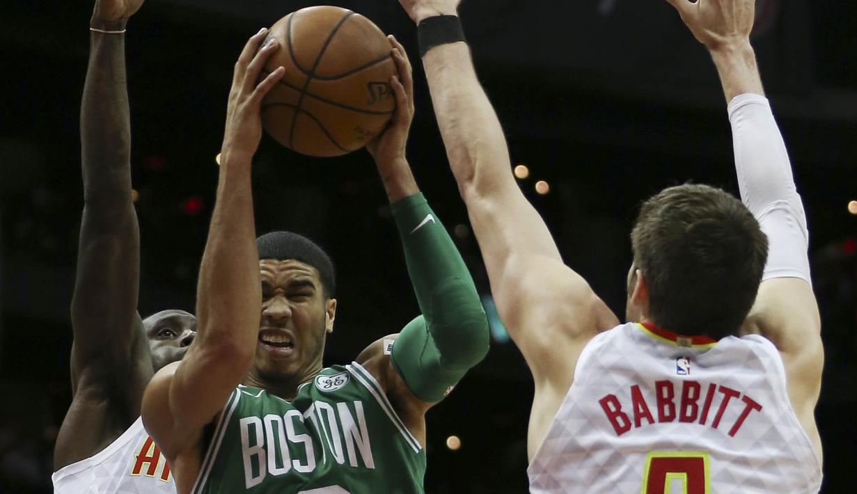 Pebasket Boston Celtics, Jayson Tatum, menghindari block pebasket Atlanta Hawks, Taurean Prince, pada laga NBA di Philips Arena, Atlanta, Senin (6/11/2017). Hawks kalah 107-110 dari Celtics. (AP/John Bazemore)