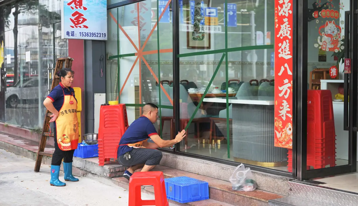Di Guangdong badai diperkirakan membawa hembusan angin berkecepatan hingga 230 kilometer (km) per jam. (Adek BERRY/AFP)