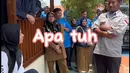 Tidak hanya momen haru, tapi juga penuh canda. Tampak seorang siswa memberikan gombalan pada Sonya yang sedang mengenakan sepatu. Tawa pecah seketika saat remaja tersebut selesai memberikan gombalan. [Instagram/sonyafatmala]