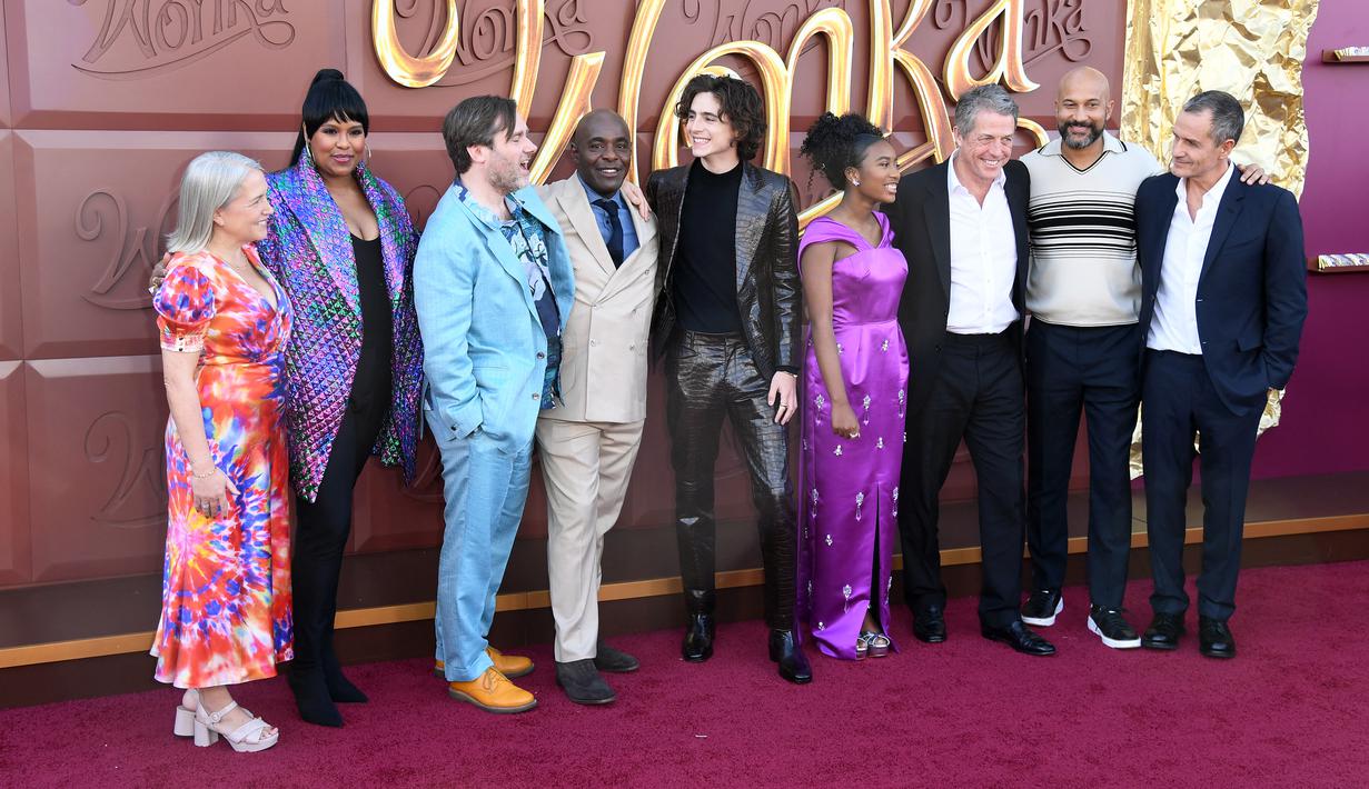 Chalamet terlihat bersenang-senang berpose untuk foto bersama dengan banyak lawan mainnya di film Wonka. (JC Olivera / GETTY IMAGES NORTH AMERICA / Getty Images via AFP)