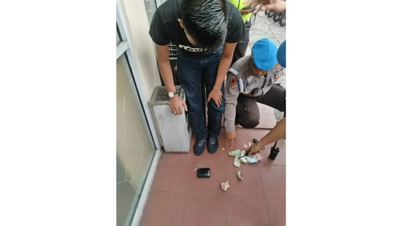 Polisi menunjuk pil ekstasi yang ditemukan pada pengendara jalan yang mengaku sebagai intel Polres Bengkalis.