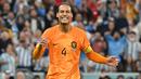 Reaksi kecewa bek Timnas Belanda, Virgil van Dijk setelah gagal memasukkan bola saat adu penalti menghadapi Argentina pada laga perempatfinal Piala Dunia 2022 di Lusail Stadium, Doha (9/12/2022). Virgil van Dijk yang telah membela Liverpool sejak paruh musim 2017/2018 kini dipercaya memegang ban kapten utama The Reds sepeninggal Jordan Henderson. Bersama Timnas Belanda ia juga masih dipercaya sebagai kapten utama sejak 2018 menggantikan Wesley Sneijder. (AFP/Alberto Pizzoli)